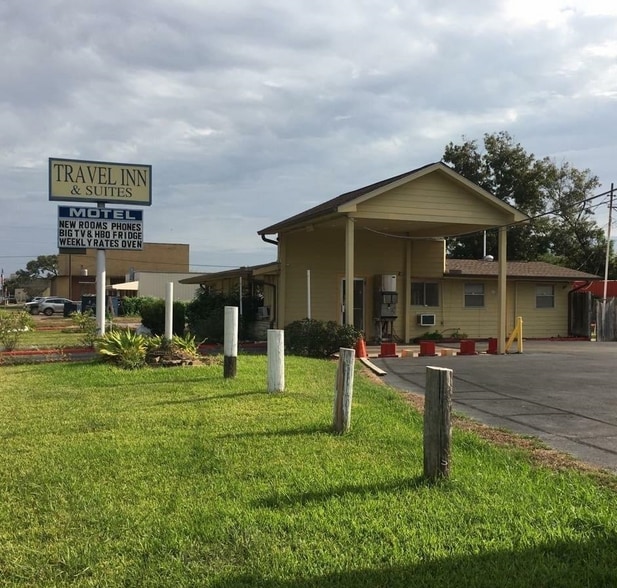 Primary Photo Of 809 W Jackson St, El Campo Hotel For Sale