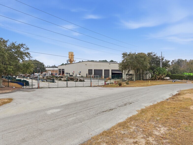 More Photos Of 263-271 Southridge Industrial Dr, Tavares Warehouse For Lease