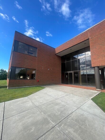 More Photos Of 2 Shaws Cv, New London Medical For Lease