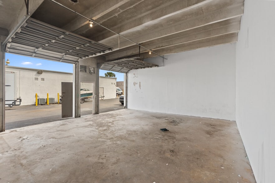 More Photos Of 7401 NW 68th St, Miami Self Storage For Lease