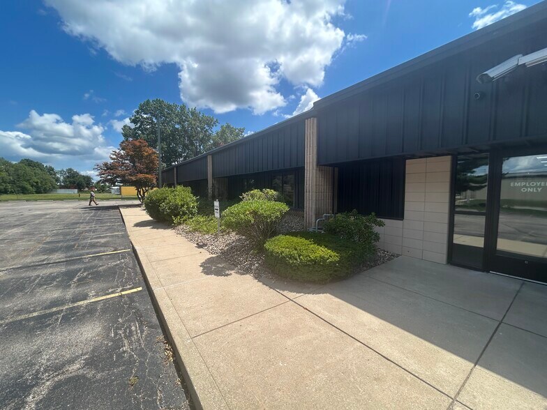 More Photos Of 2831 Dexter Dr, Elkhart Office For Lease