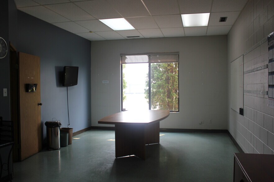 More Photos Of 1954 10 Av NW, Medicine Hat Warehouse For Sale