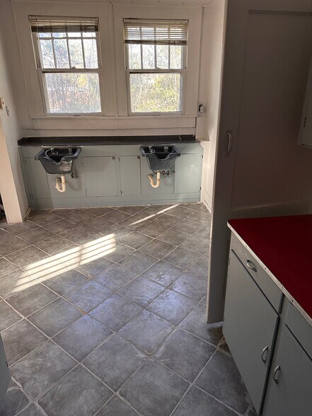 More Photos Of 404 S Greenwood St, Lagrange Light Distribution For Lease