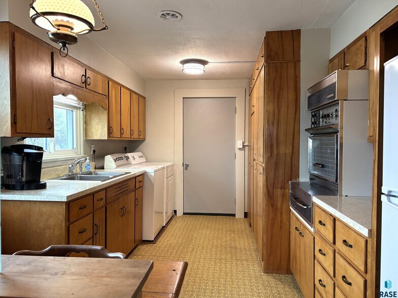 More Photos Of 118 N Broadway Ave, Miller General Retail For Sale