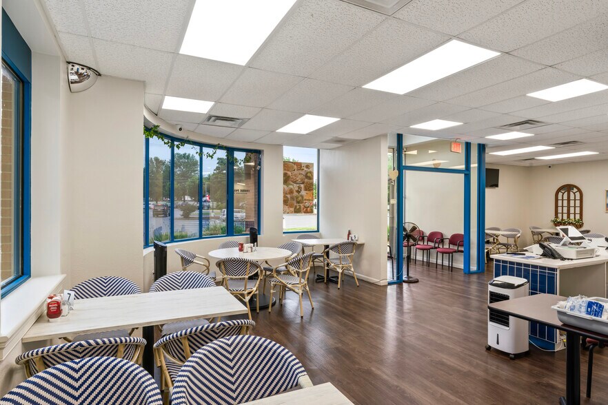 More Photos Of 322-323 W Lee Hwy, Warrenton Freestanding For Lease