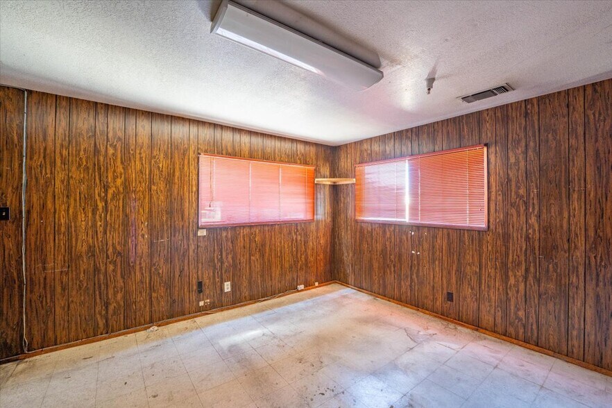 More Photos Of 3308 Cyclone Ct, Cottonwood Warehouse For Lease