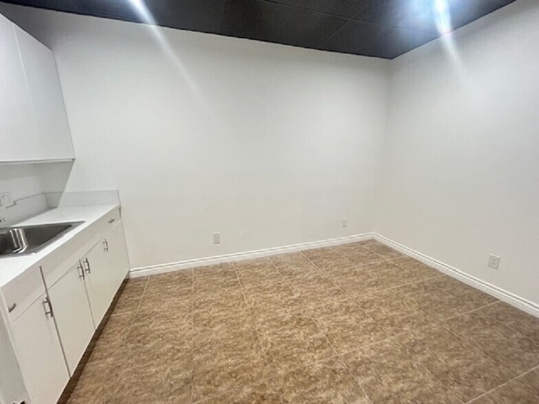 More Photos Of 11870 Santa Monica Blvd, Santa Monica Unknown For Lease