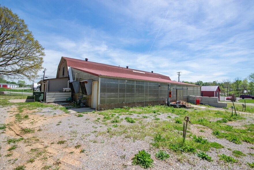 More Photos Of 641 Highland Ave, Vine Grove Freestanding For Sale