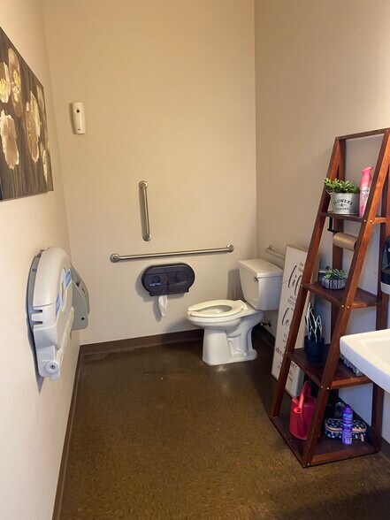 More Photos Of 350 SW Greenwich Dr, Lee's Summit Storefront Retail Office For Sale