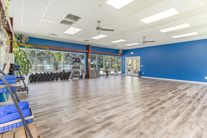 More Photos Of 414 W Fernwood Dr, Simpsonville General Retail For Sale