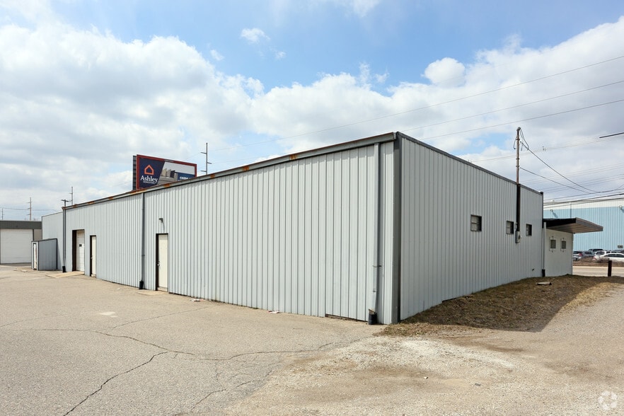 More Photos Of 1422-1434 Lake Lansing Rd, Lansing Warehouse For Lease