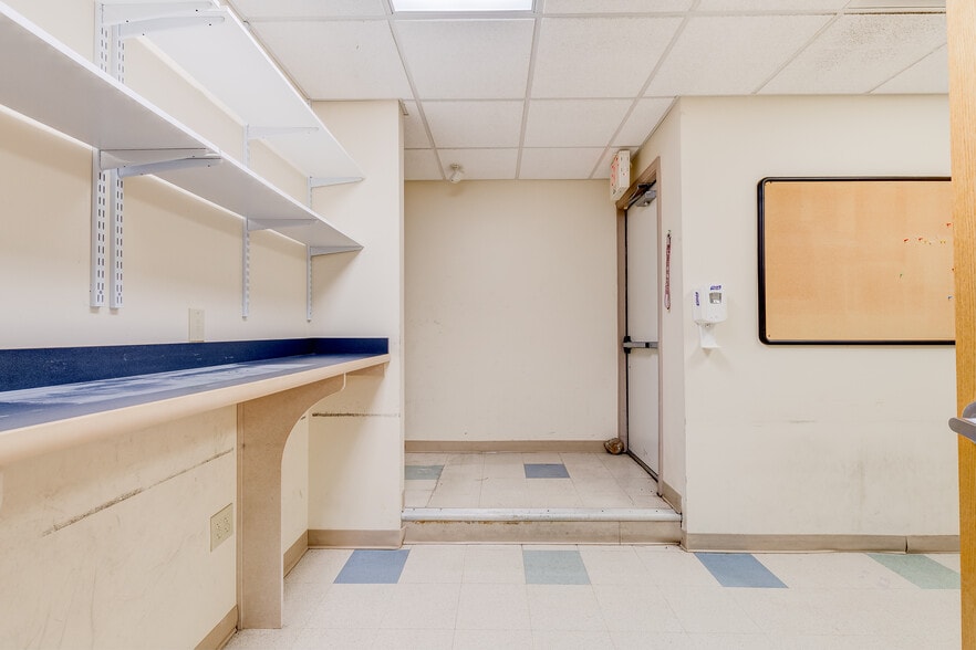More Photos Of 860 NW Washington Blvd, Hamilton Medical For Sale