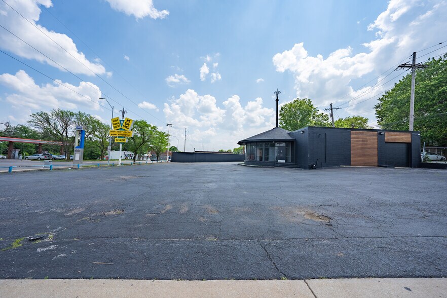More Photos Of 5900 Troost Ave, Kansas City Showroom For Lease
