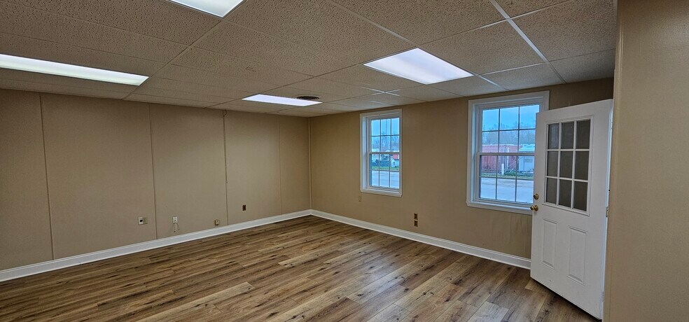 More Photos Of 200 Industrial Ave, Jefferson Warehouse For Lease