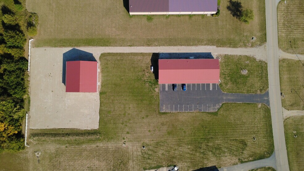 More Photos Of 665 Granite Dr, Circleville Light Distribution For Lease