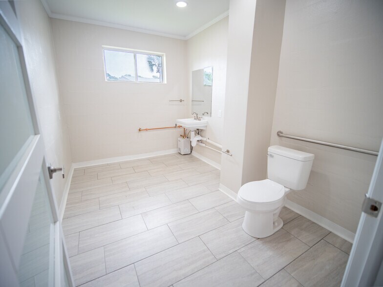More Photos Of 110-112 Irvin Ave SW, Live Oak Medical For Sale