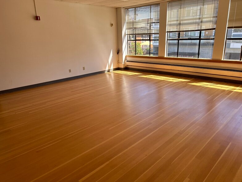 More Photos Of 701 6th Ave N, Seattle Storefront Retail Office For Lease