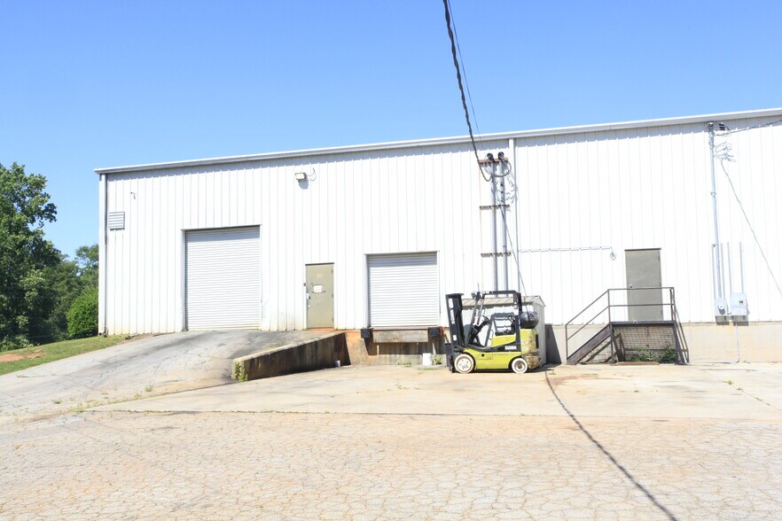 More Photos Of 101 Camp Creek Industrial Pky, Cornelia Flex For Lease
