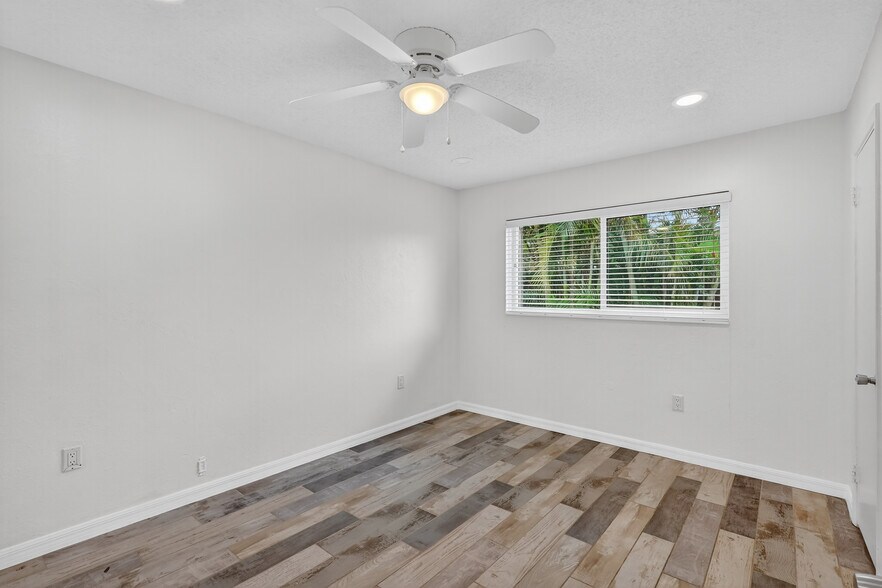 More Photos Of 1884 Southpointe Dr, Sarasota Apartments For Sale