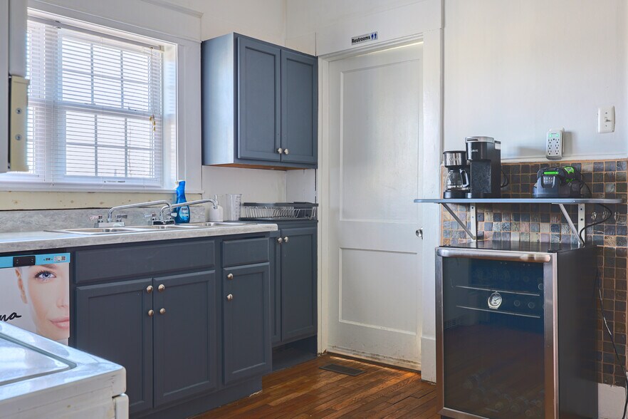 More Photos Of 1019 Berryville Ave, Winchester Storefront Retail Residential For Sale