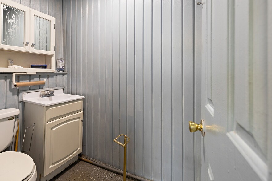 More Photos Of 10 W Sandford Blvd, Mount Vernon Manufacturing For Sale
