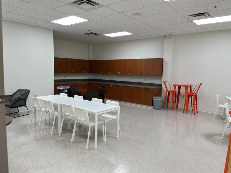 More Photos Of 785 Greens Pky, Houston Office For Sale