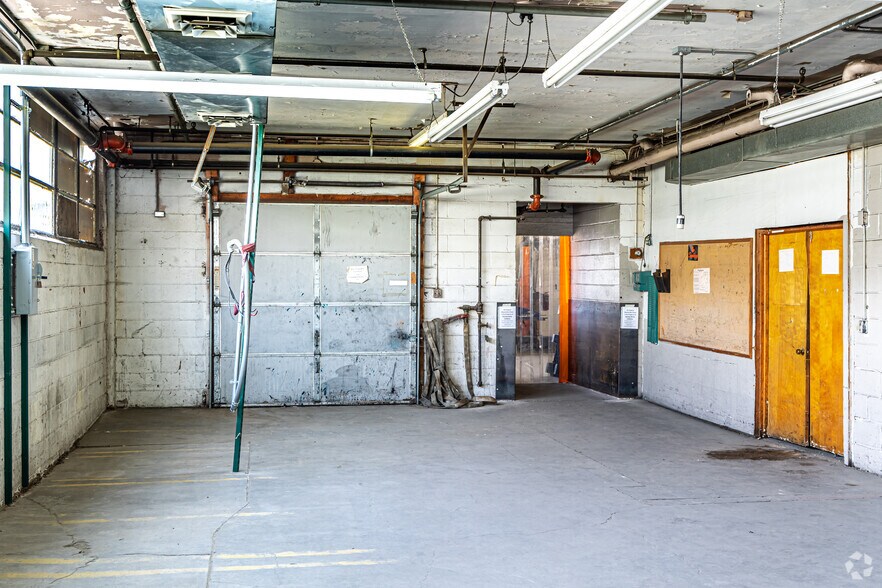 More Photos Of 422 Seneca St, Leavenworth Flex For Sale