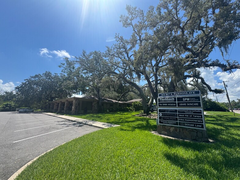 More Photos Of 911-917 S Parsons Ave, Brandon Office For Lease