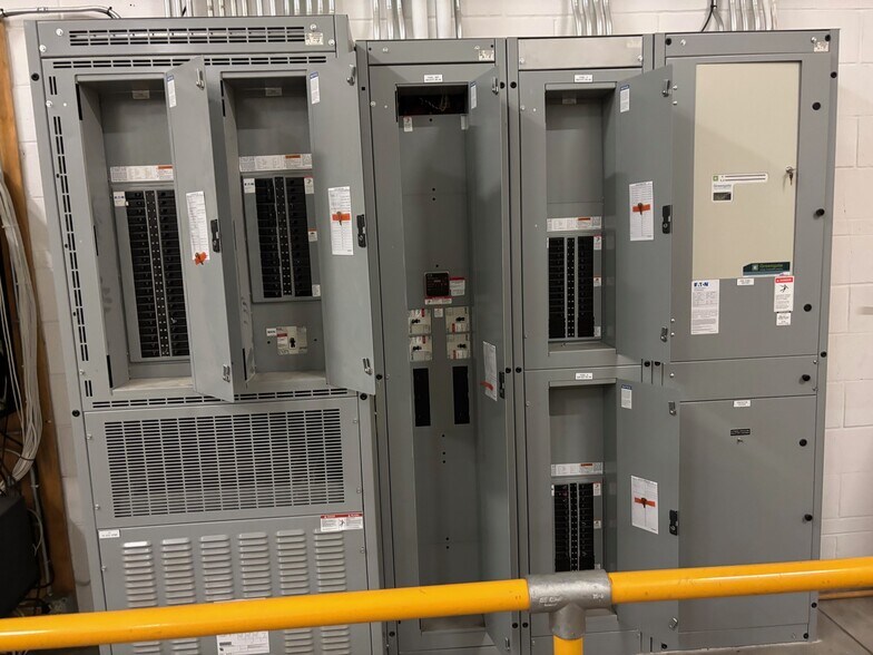 More Photos Of 6920-6930 W Kellogg Dr, Wichita Freestanding For Lease