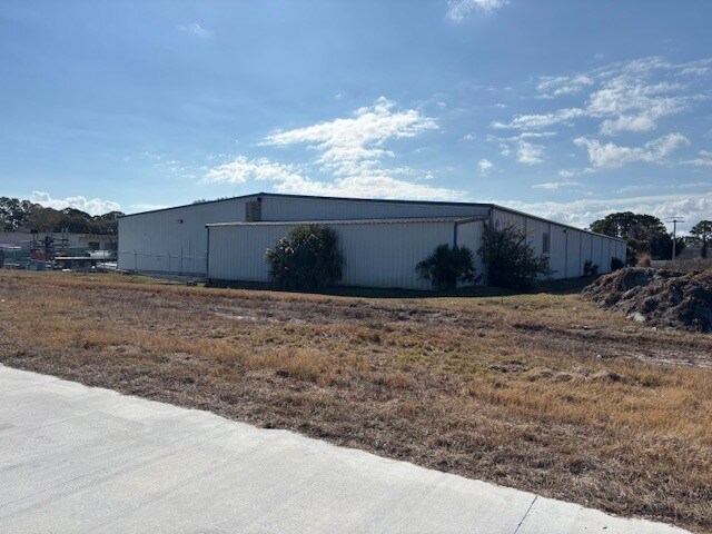More Photos Of 2760 Business Center Blvd, Melbourne Warehouse For Sale
