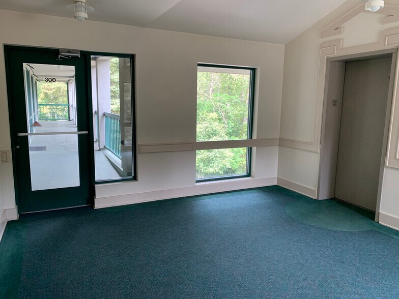 More Photos Of 10634 E Riverside Dr, Bothell Office For Lease