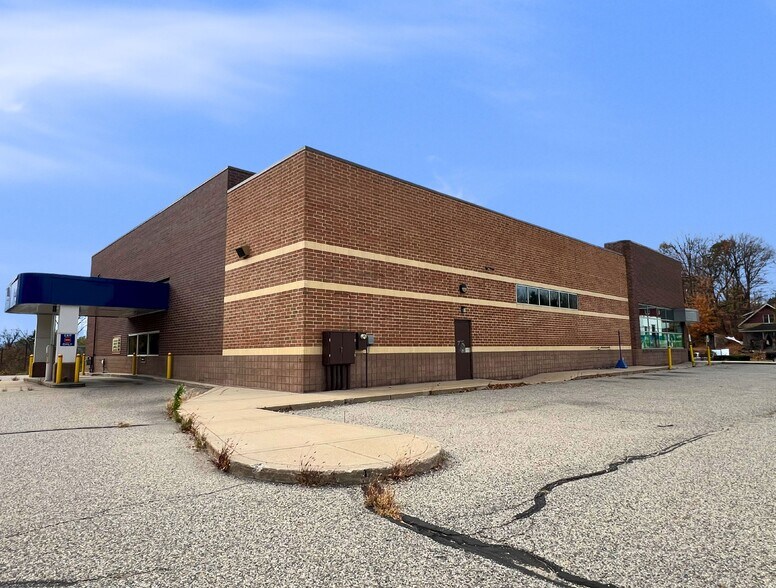 More Photos Of 431 W Lincoln Ave, Ionia Drugstore For Lease