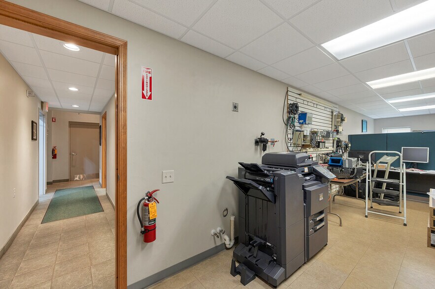 More Photos Of 1725 Suburban Dr, De Pere Manufacturing For Sale