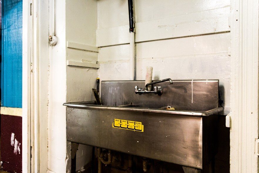 More Photos Of 826 E Warrington Ave, Pittsburgh Bar For Lease