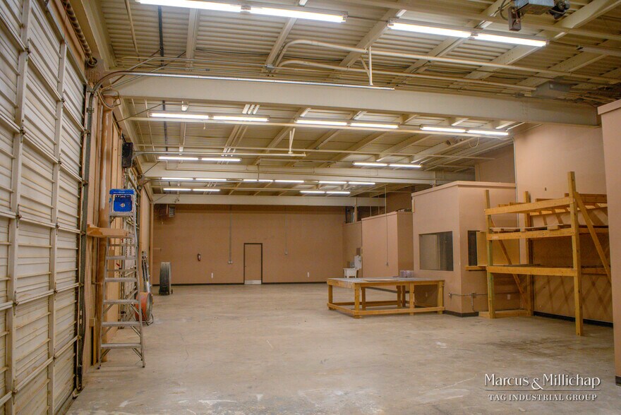 More Photos Of 10906 Laureate Dr, San Antonio Light Distribution For Sale