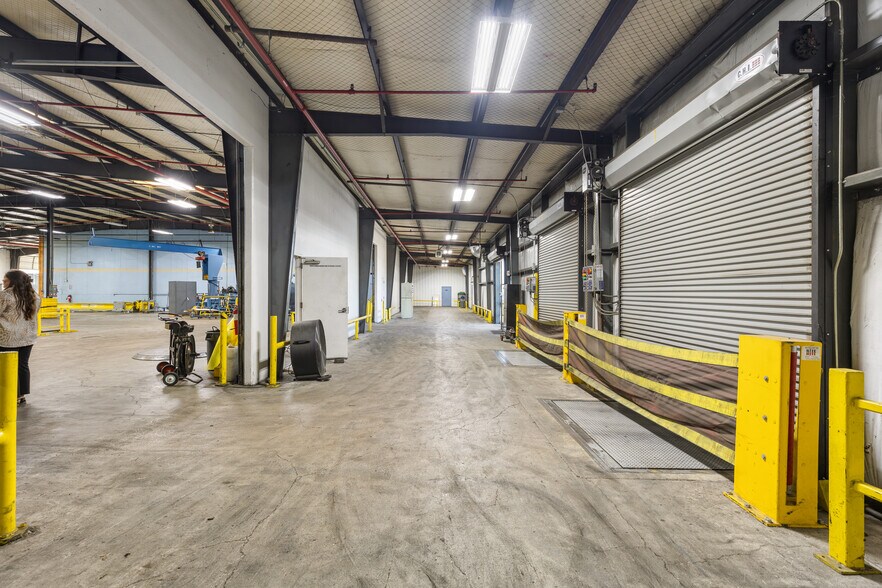 More Photos Of 1120 Commercial Blvd N, Arlington Warehouse For Sale