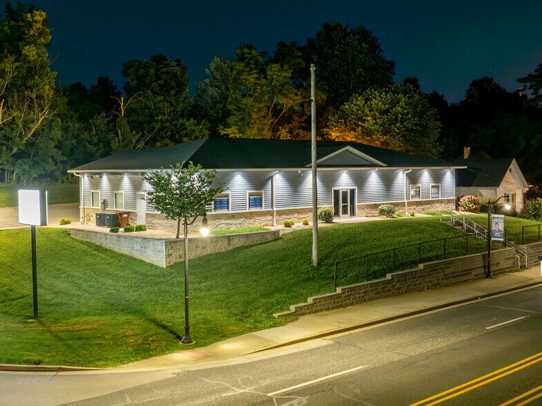 More Photos Of 2221 John Williams Blvd, Bedford Office For Sale