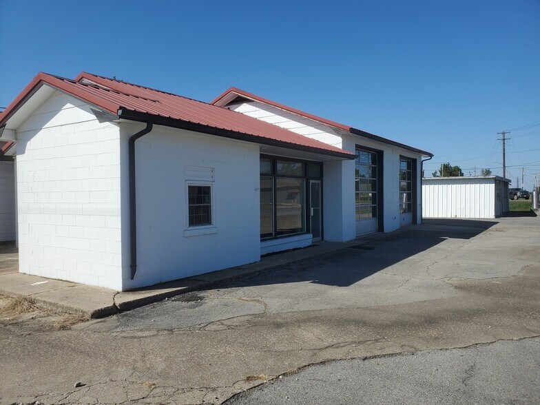 More Photos Of 401 N 3rd St, Lilbourn Flex For Sale