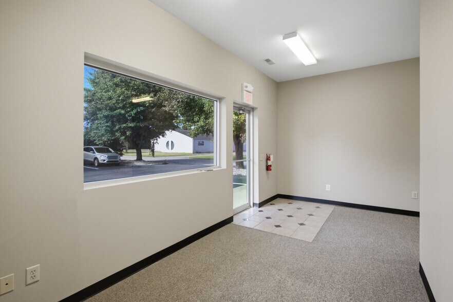 More Photos Of 2585 Eastwood Dr, Columbus Office For Lease