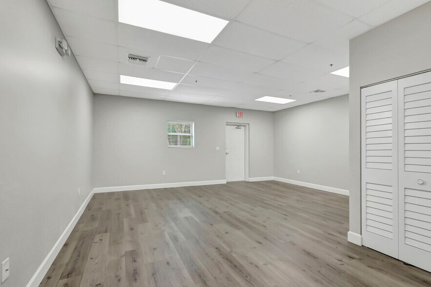 More Photos Of 3801-3815 Oleander Ave, Fort Pierce Warehouse For Lease