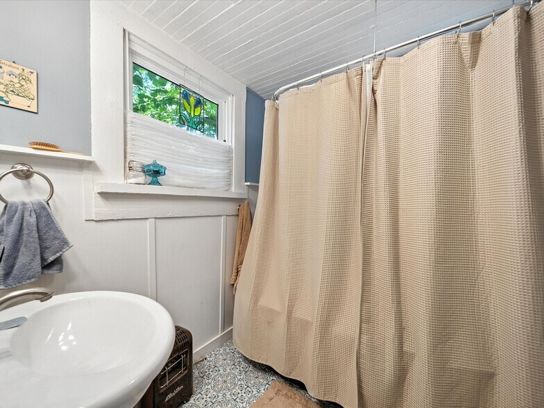 More Photos Of 221 N Main St, Clover Hospitality For Sale