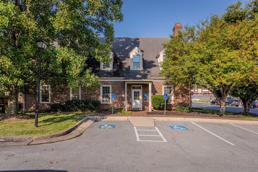 More Photos Of 800 Country Club Rd, Harrisonburg Office For Sale