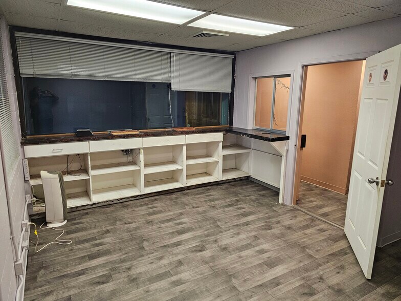 More Photos Of 103 S Fannin Ave, Cameron Office For Lease