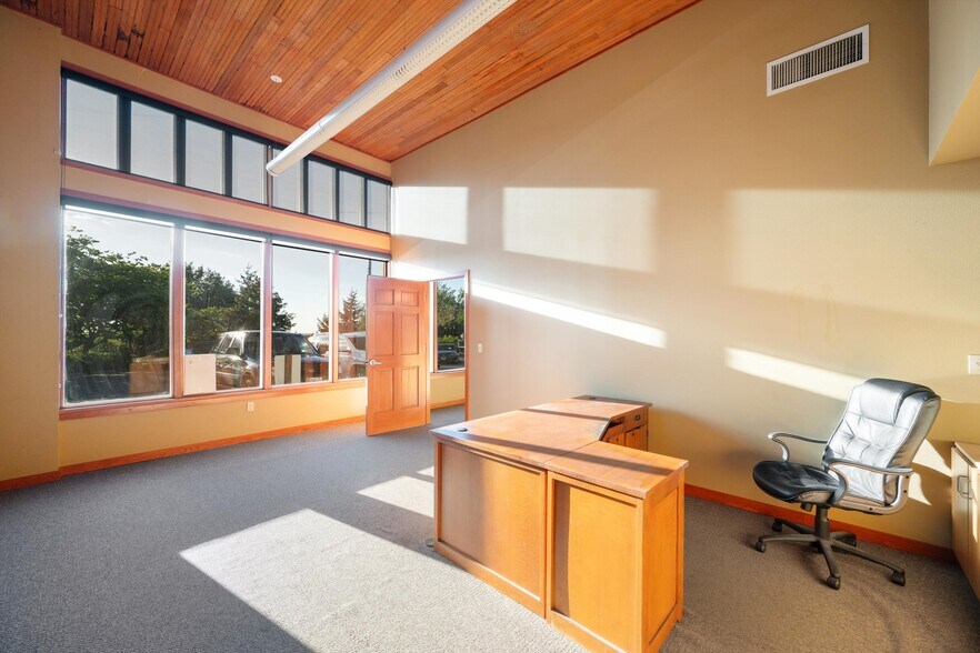 More Photos Of 215 Prospect St, Bellingham Office For Sale