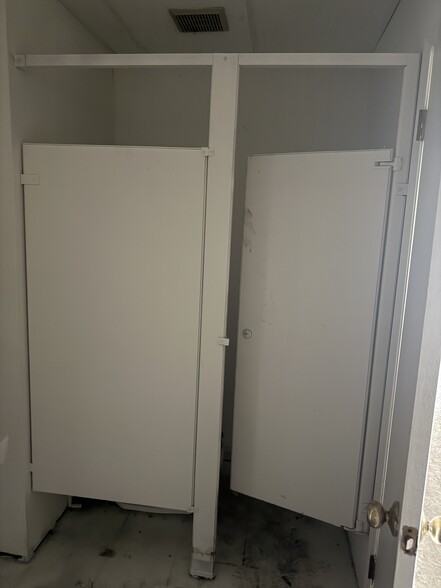 More Photos Of 3335 35th Ave N, Birmingham Manufacturing For Lease