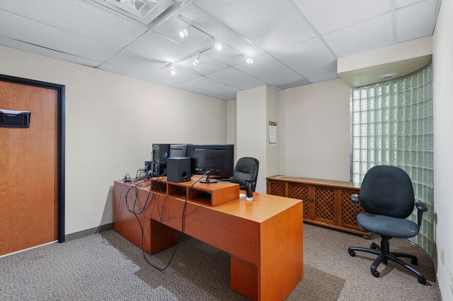More Photos Of 531 W Main St, Denison Office For Sale