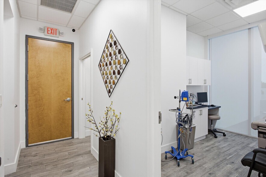 More Photos Of 10450 NW 33rd St, Doral Office For Sale