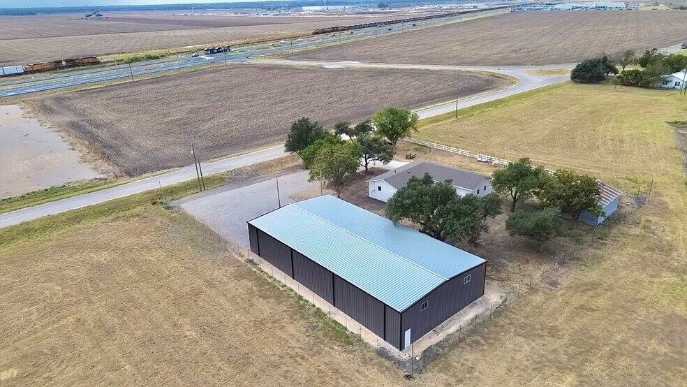 More Photos Of 5821 Limmer Loop, Hutto Warehouse For Lease