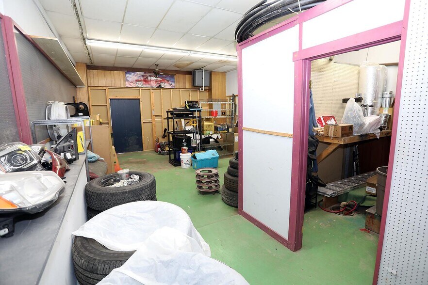 More Photos Of 5013 New York 52, Jeffersonville Auto Repair For Sale