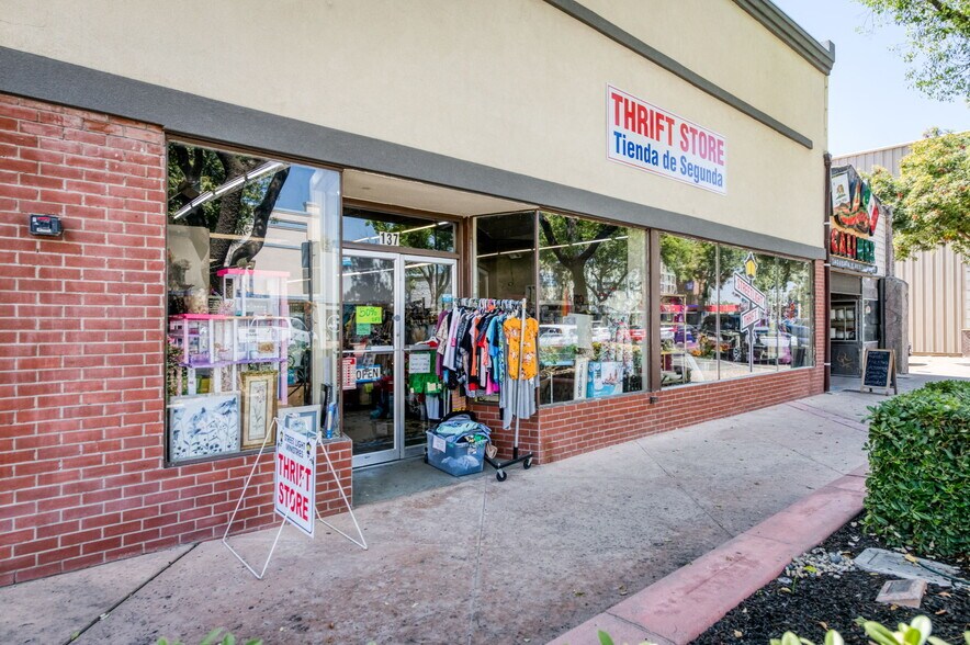 More Photos Of 137 N L St, Dinuba Storefront Retail Residential For Sale